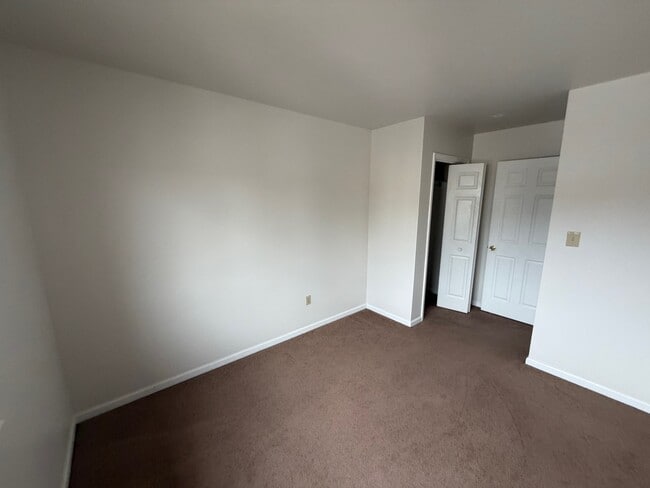 Building Photo - 7 Lenape Ln