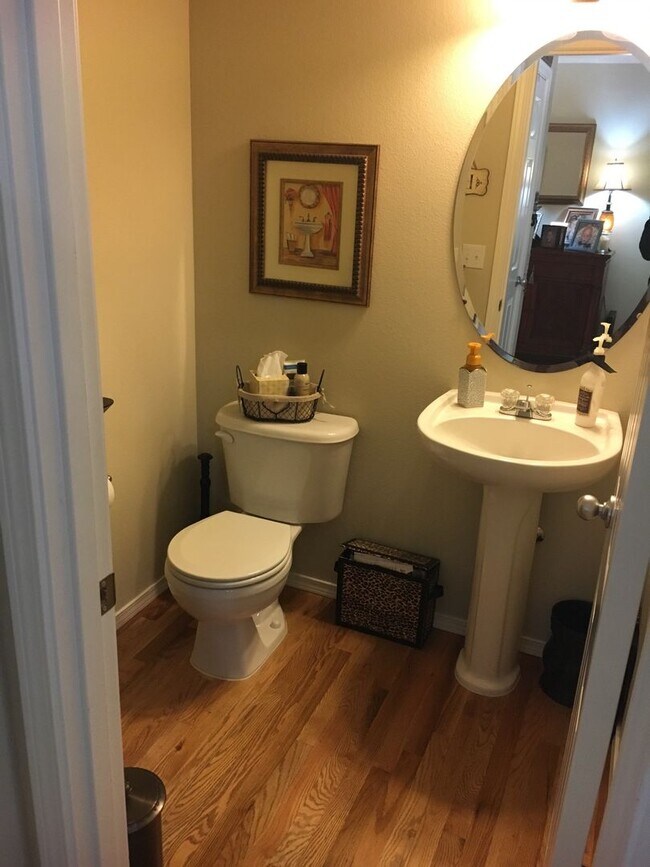 Building Photo - Crystal Heights Area of Puyallup-Fresh Pai...