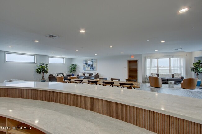 Building Photo - 272 Willow Ave