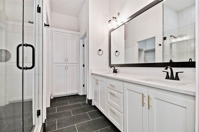 Building Photo - 32 Coalburn Dr