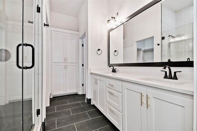 Building Photo - 8 Cranfield Dr