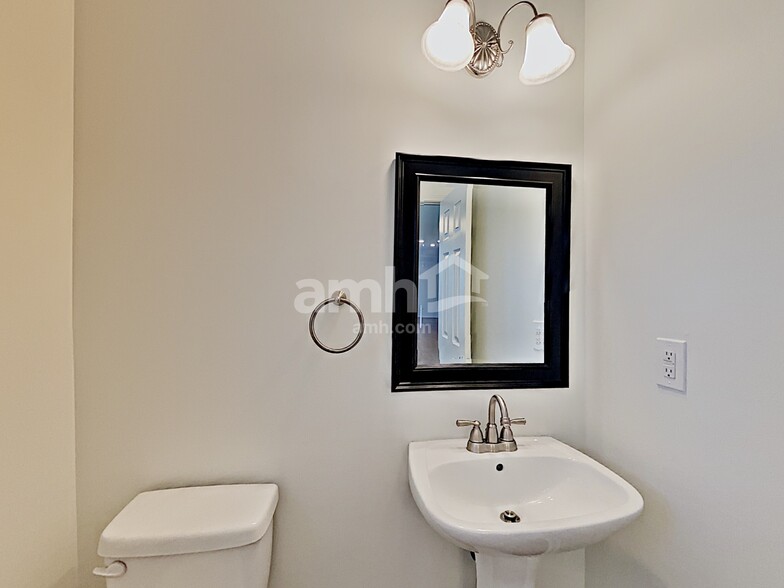 Building Photo - 932 Park Hollow Way