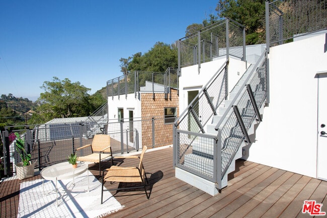 Building Photo - 8872 Wonderland Ave