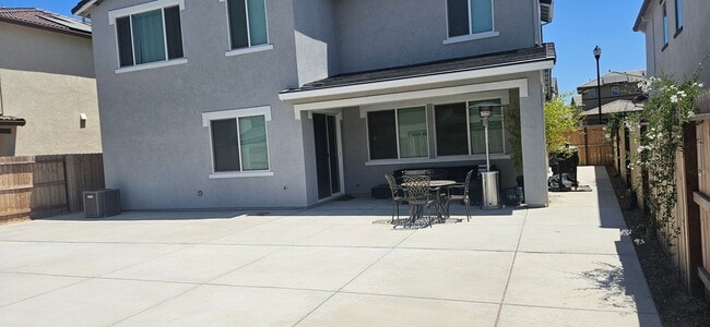 Building Photo - Solar Lennar 4 Bedroom Home on a Large Lot