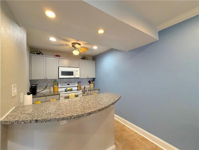 Building Photo - UPDATED 2BR/2BA WEST PLAZA CONDO