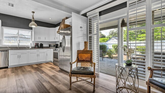 Building Photo - Executive Style Pool Home, 4br/2ba Home Av...