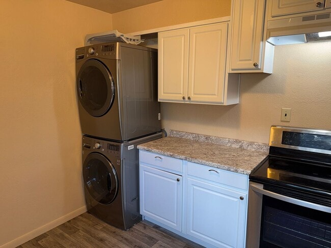 Building Photo - Updated 2 bedroom 1 bath duplex in Eugene!