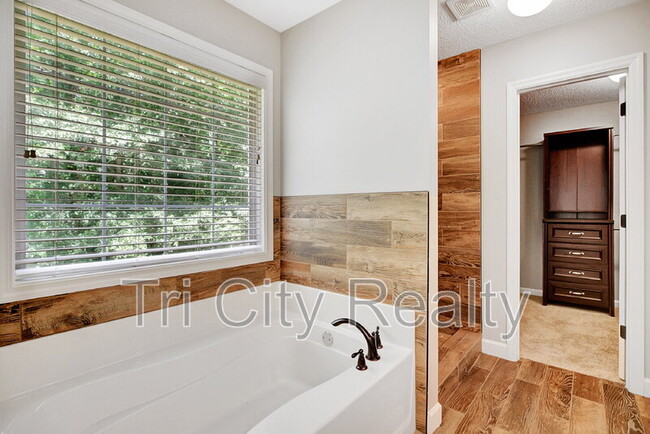 Building Photo - 75 Rock Mill Ct