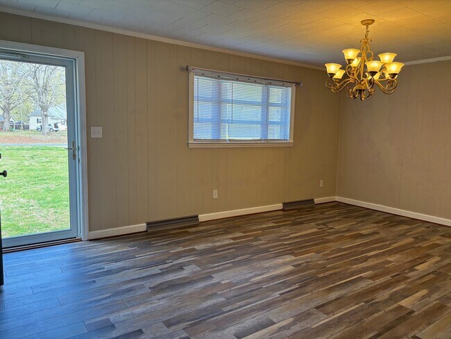 Building Photo - 3 BED, 1 BATH BRICK HOME