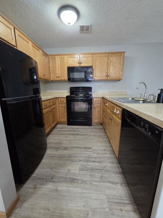 Building Photo - Spacious Town House for Rent