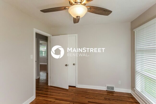 Building Photo - 3 Bedroom Pet-Friendly Home in LOUISVILLE, KY with Main Street Renewal