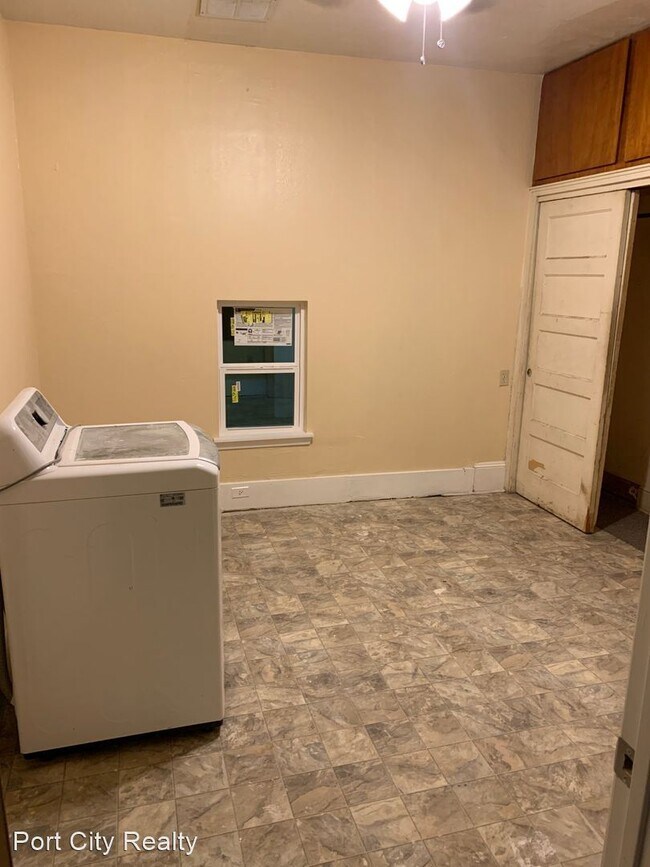 Building Photo - 3 br, 1.5 bath House - 3136 West Laurel