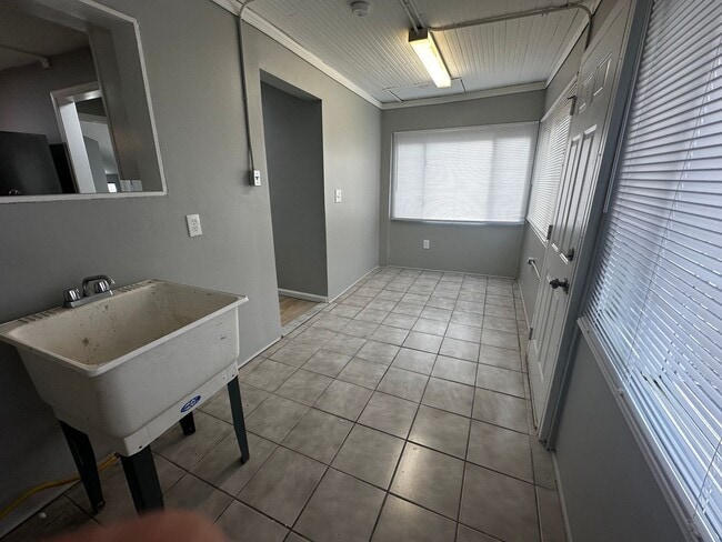 Building Photo - Great Home in Groose pointe $300 OFF MOVE ...