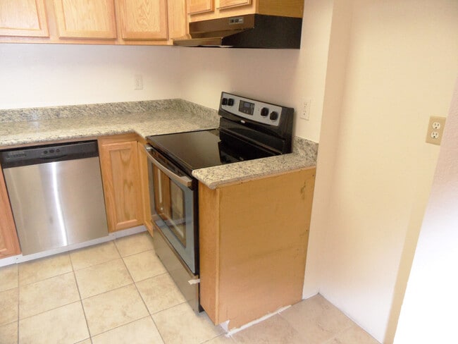 Building Photo - 3 bed/2 bath Upstairs condo! Hardwood floor, full kitchen, washer/dryer