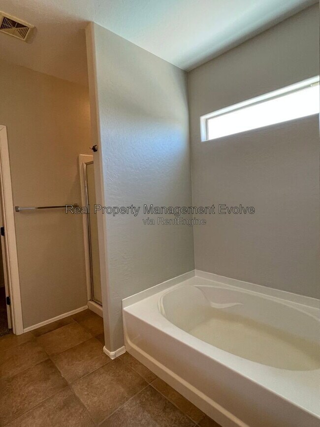 Building Photo - 3632 W Jacksonville Dr