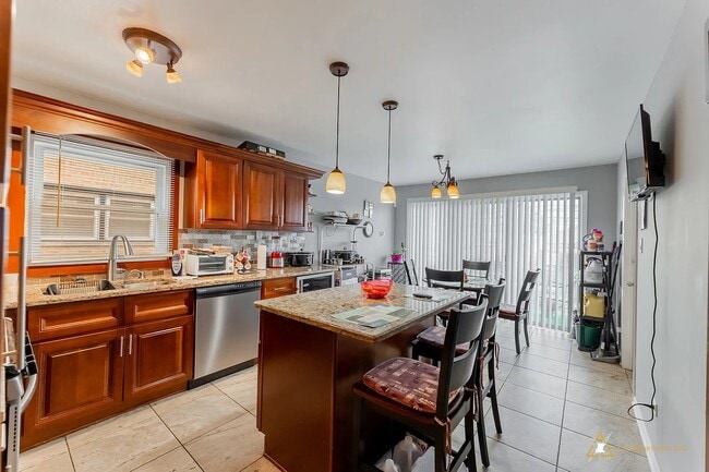 Building Photo - 341 Crandon Ave