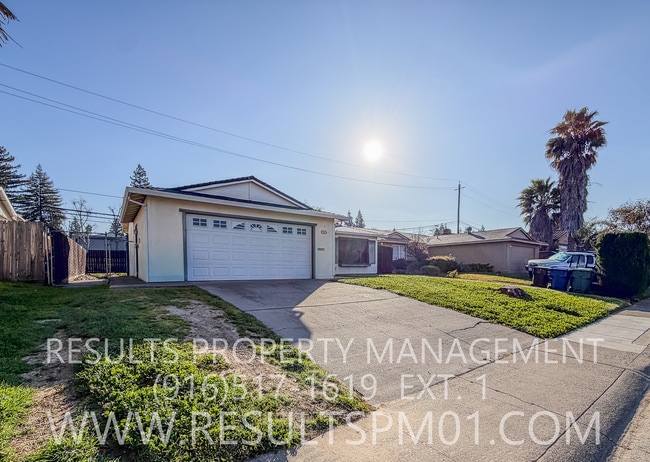 Building Photo - Spacious 4 Bedroom Home with Yard
