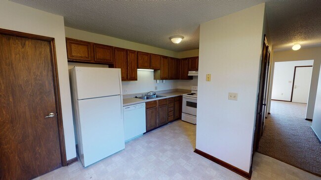 Building Photo - 2 Bedroom Duplex Available August 1st, 2026