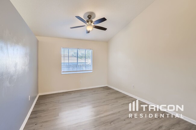 Building Photo - 1049 Providence Ln