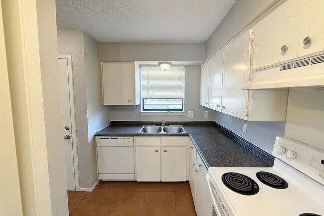 Building Photo - Charming 2-Bedroom Brick Home with Spaciou...