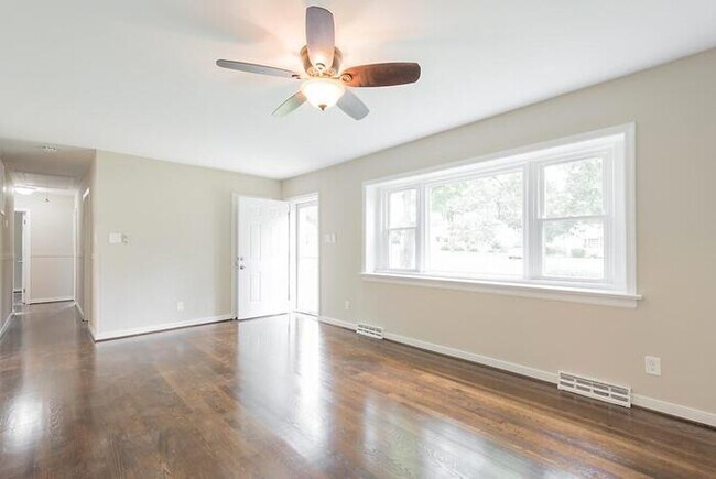 Building Photo - Spacious 4 Bedroom Home in West End Manor – Available April 10 – $2,600/mo