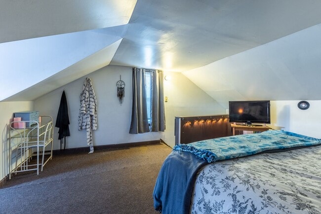 Building Photo - AVAILABLE AUGUST 2026 - Beautiful 2 bedroom Home on a Quiet Street!