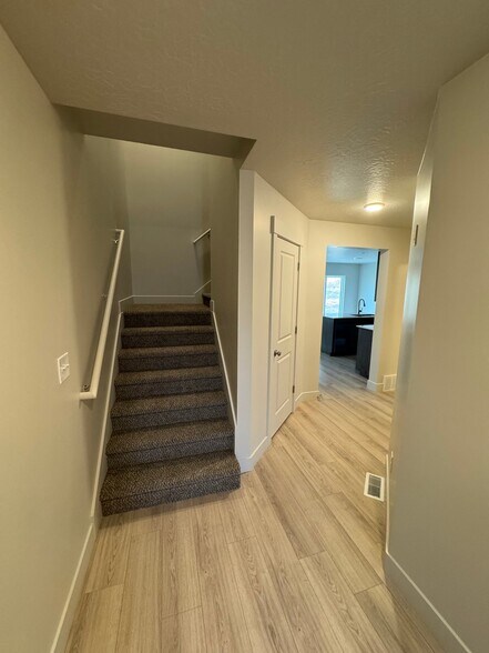 Building Photo - 4023 S Woodland Ave