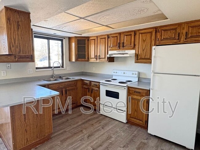 Building Photo - 924 E 5th St