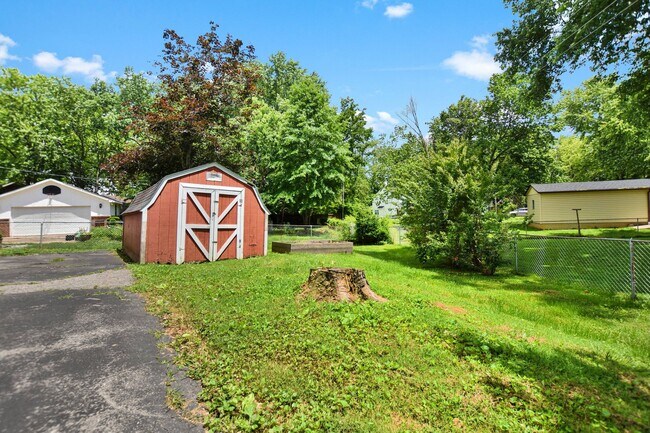 Building Photo - Pet Friendly Four Bedroom with Basement!