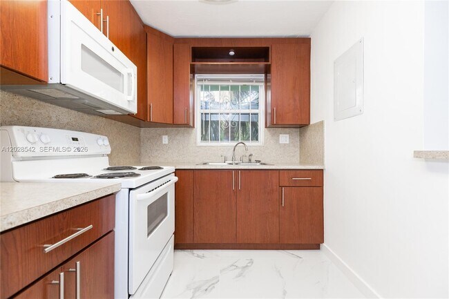 Building Photo - 1060 NE 78th St