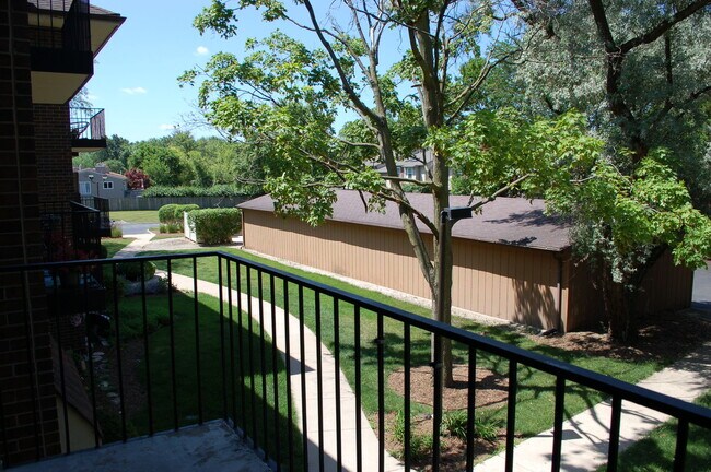 Building Photo - 5S070 Pebblewood Ln