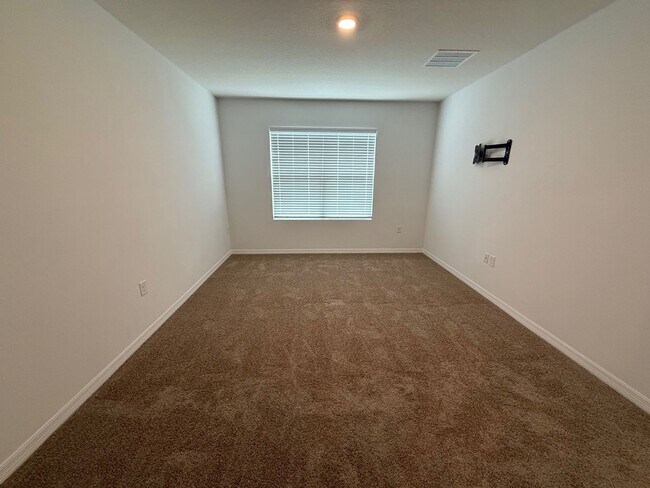 Building Photo - 4/2 Groveland Home