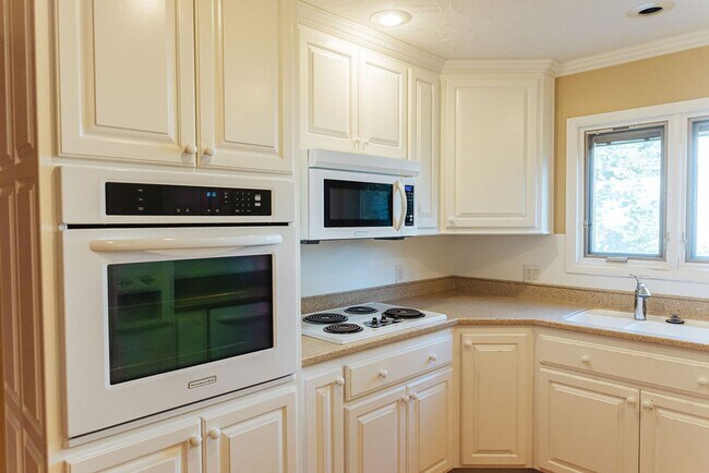 Building Photo - 3 Bed 3 Bath Home