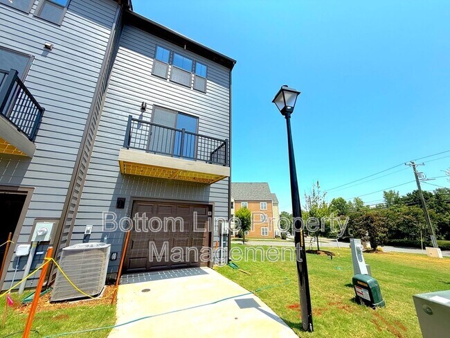 Building Photo - 1520 Samuel St