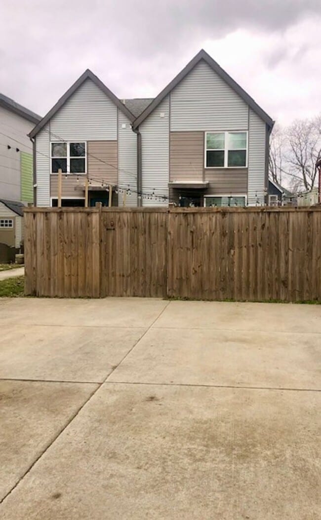 Building Photo - Lovely 3 Bedroom 2.5 Bath Townhome Steps From The Monon!