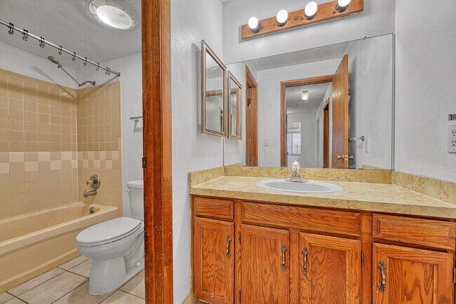 Building Photo - $1,395.95, 1 bed, 1 bath garden level Condo with Washer/Dryer