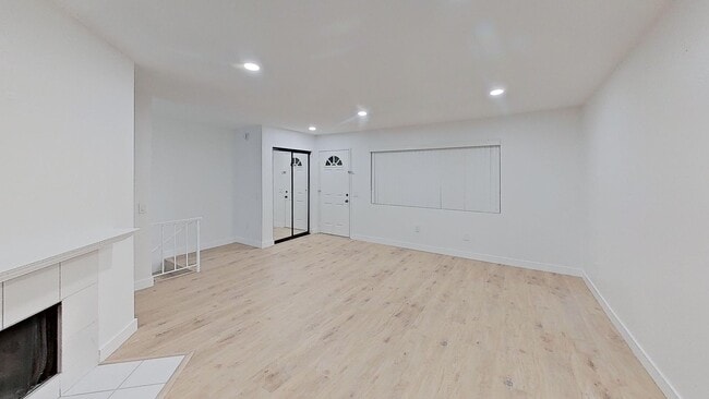 Building Photo - Beautiful & Cozy West Hills Adjacent Condo in Secure Building - MOVE IN READY