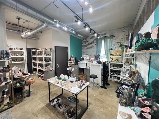 Building Photo - 190 Christopher Columbus Dr