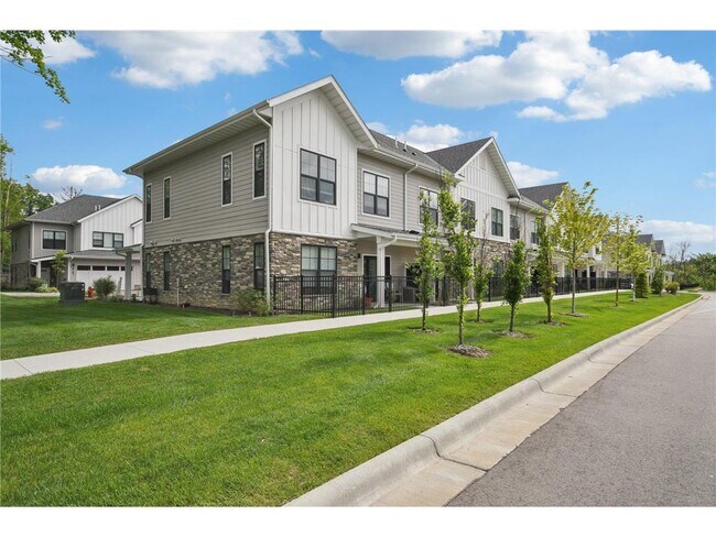 Building Photo - 4760 Ironwood Cir