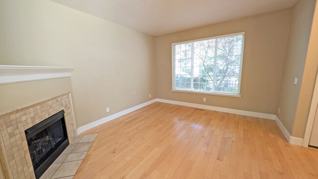 Building Photo - 2 bedroom 2.5 bath townhouse