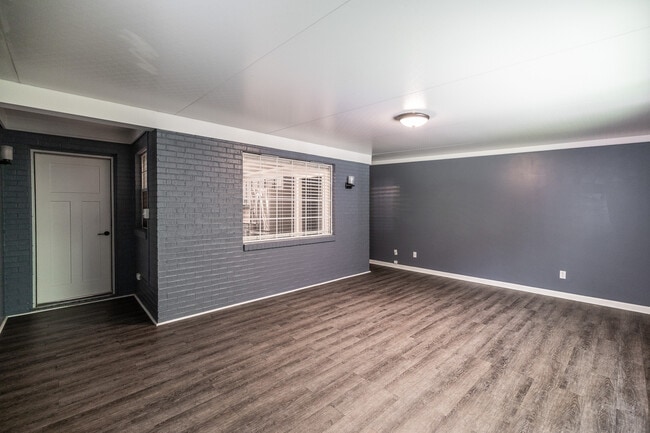 Building Photo - 5516 Oakside Dr