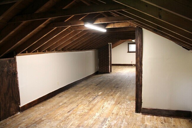 Building Photo - 692 Brookdale Dr