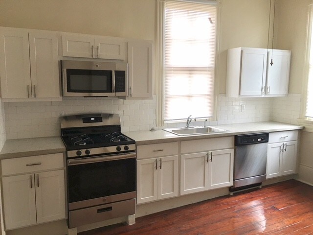 KITCHEN -- QUARTZ COUNTERS - 8205 Freret St