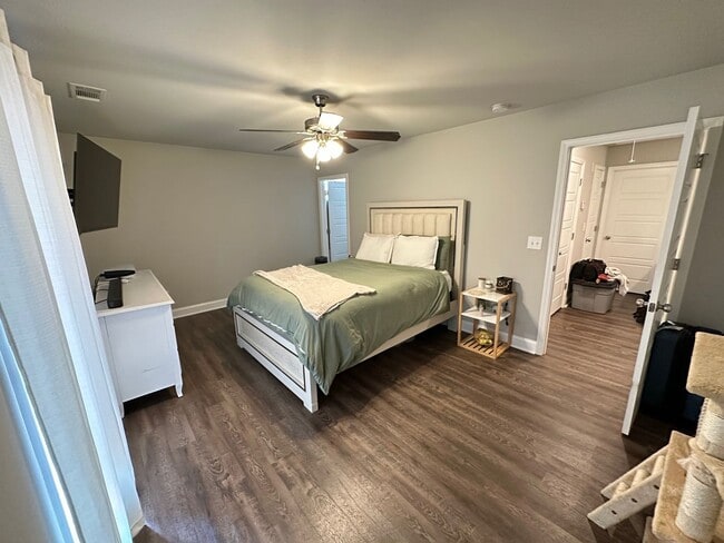 Building Photo - Three Bedroom Near Five Points Available
