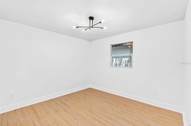 Building Photo - Modern 2-Bedroom Duplex w/ BRAND NEW Washer & Dryer – Quiet, Safe Area in Seminole Heights