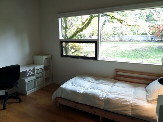 Building Photo - Incredible 3-Bedroom Mid-Century Stunner on Mercer Island! Huge Yard and Central A/C!!