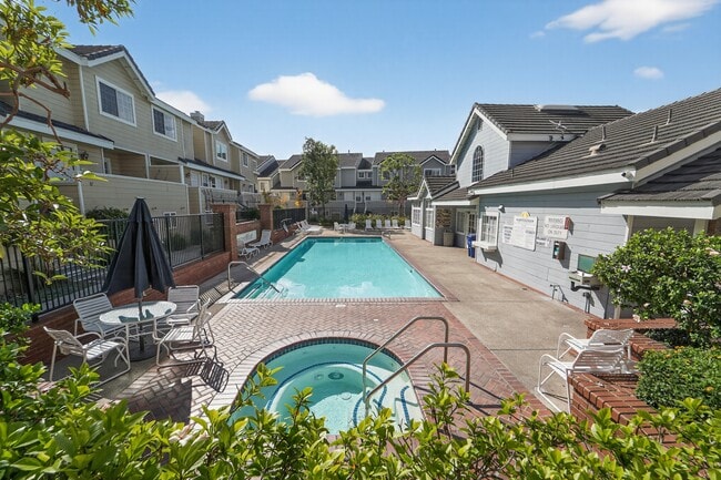 Building Photo - 2800 Plaza del Amo