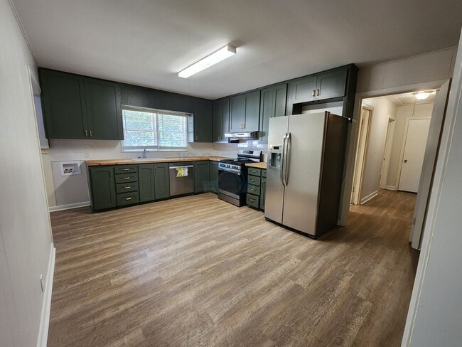 Building Photo - Compeltely Remodeled 3 Bedroom 3 Bathroom