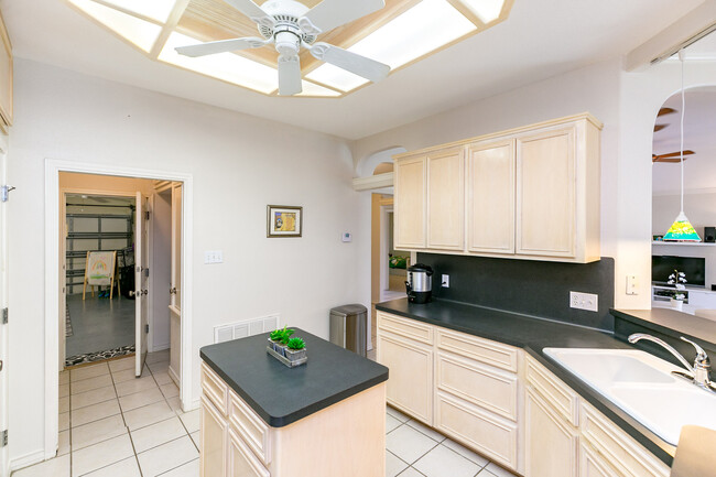 Building Photo - 7005 Madiera Dr