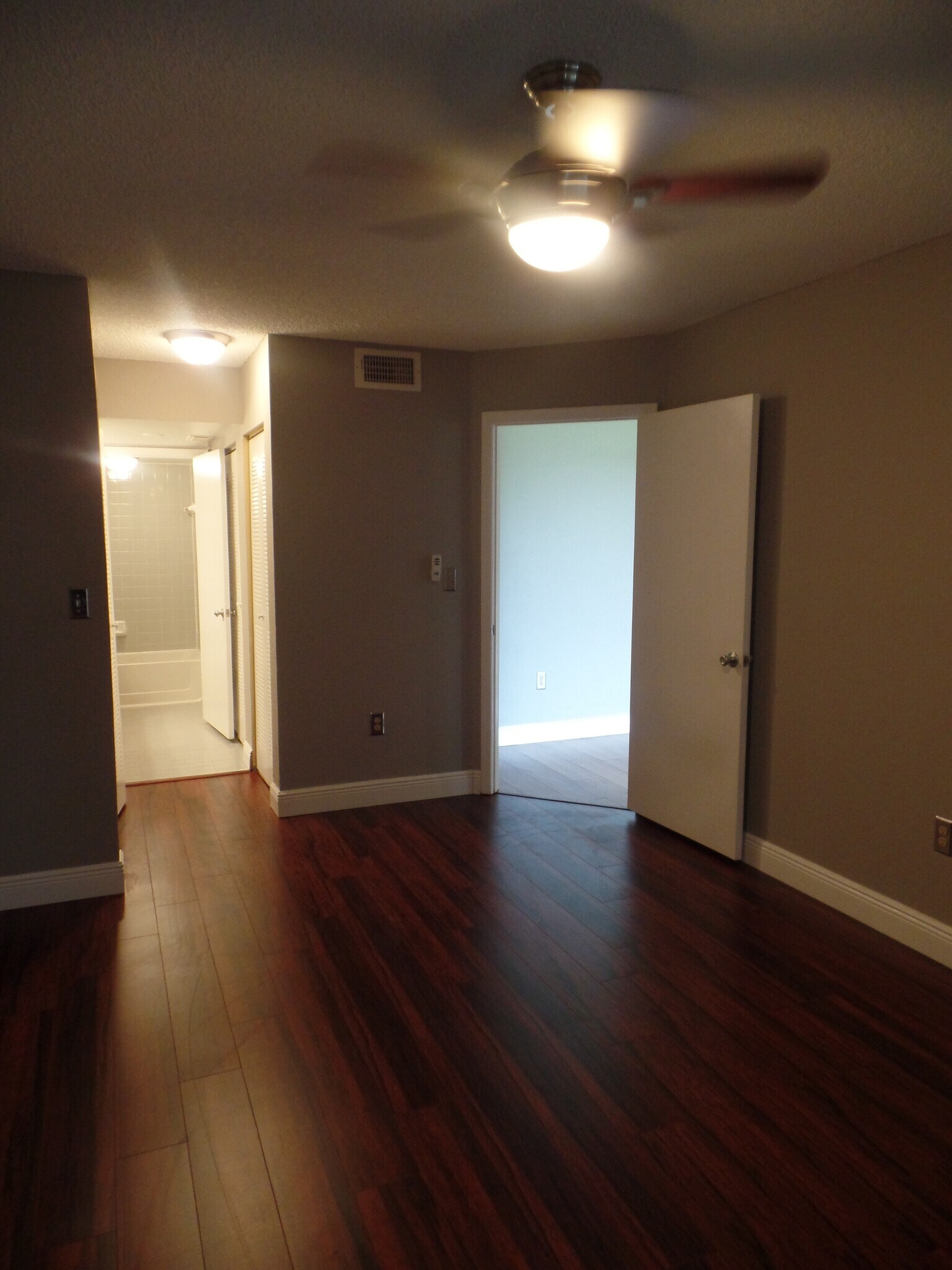 Building Photo - 2881 N Oakland Forest Dr